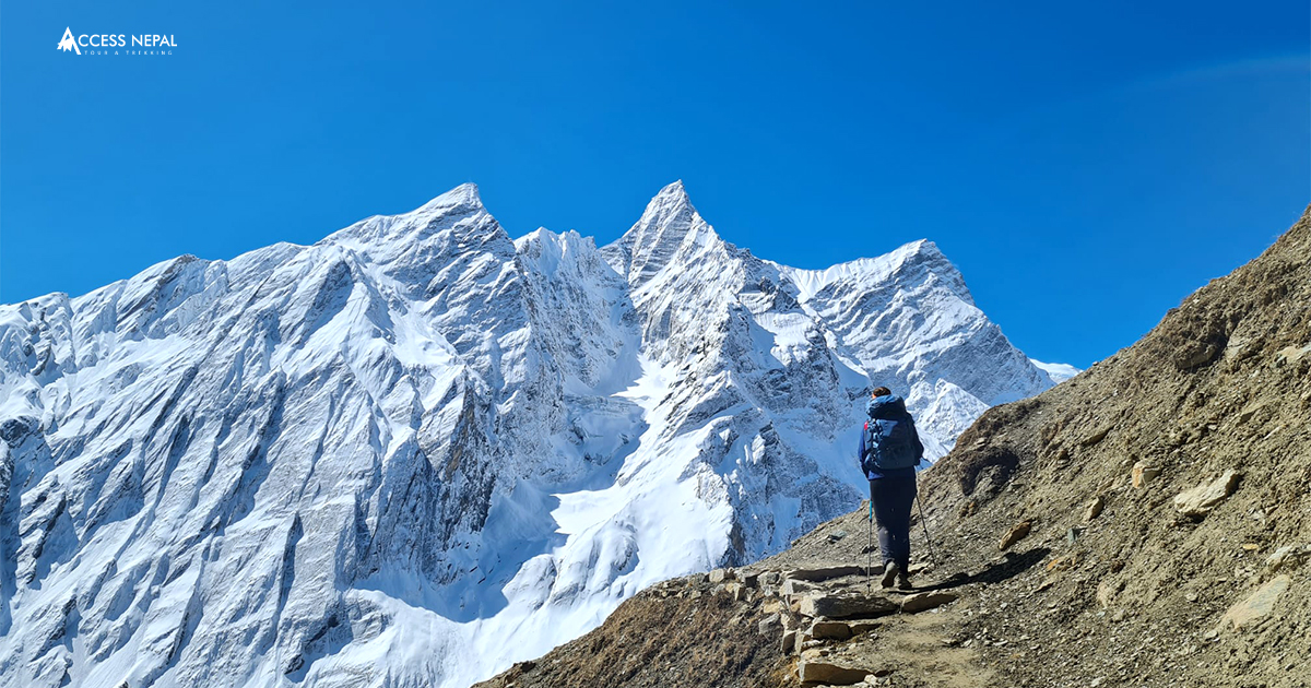 solo trekker in Manaslu region