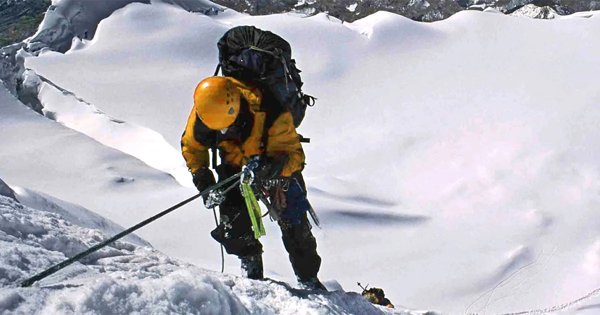 How many dead bodies are the in mount Everest?